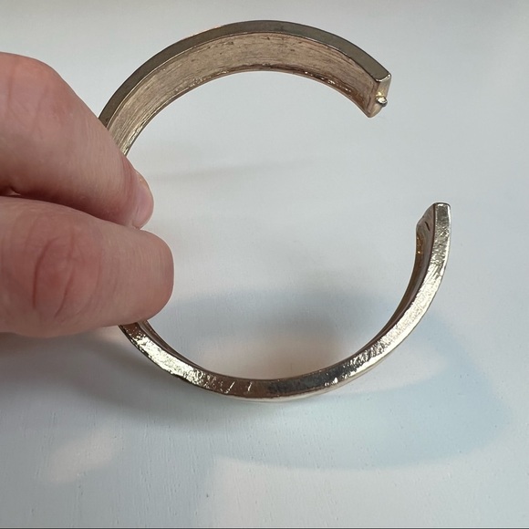 2.$15! 🍀 Gold & Cream Hinged Bangle Bracelet - Picture 4 of 6